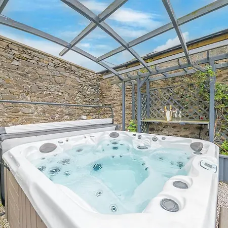 Lakedistrict Barn With Swimspa & Hottub 別荘